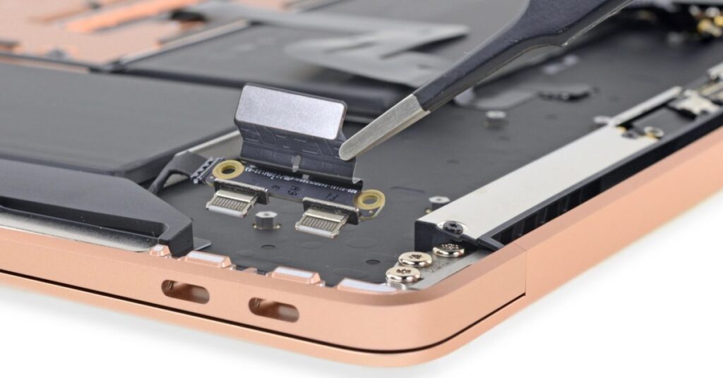 Sửa lỗi sạc không vào điện MacBook Air 13 inch M1 2020